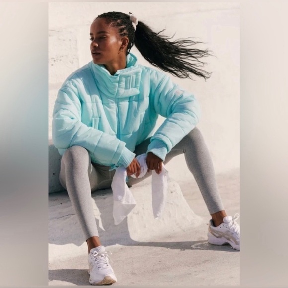 NEW FREE PEOPLE High Frequency Cropped Puffer jacket size M - Picture 5 of 16